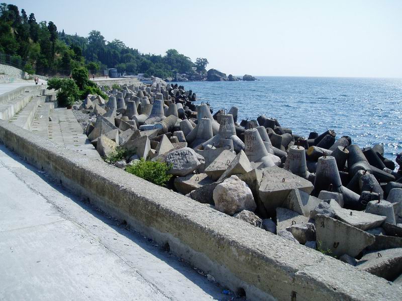 Пляж Алупки с большими камнями шезлонгами